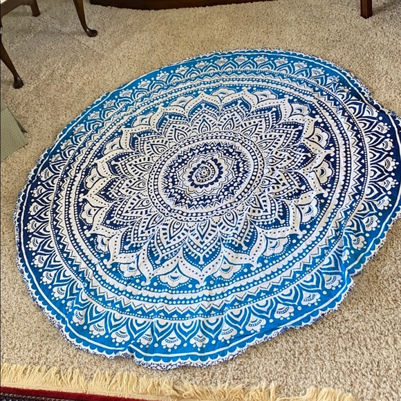 Accessories - Blue and white tapestry